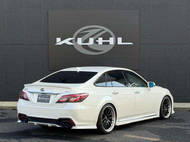 リア周りはKUHLオリジナルのセンター・サイドディフューザー＋トランクスポイラー・アッパーカナード＋4テールマフラーを装着済みです！アグレッシブでスポーティーな仕様を是非1度ご覧ください！