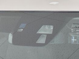 【スマートブレーキサポート】走行中に前方の車両等を認識し、衝突しそうな時は警報とブレーキで衝突回避と被害軽減をアシスト。より安全にドライブをお楽しみいただけます。