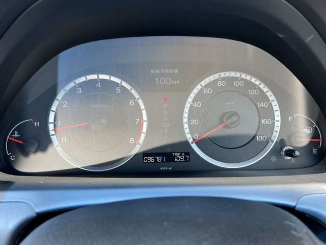 現在の走行距離は、掲載のメーター写真のとおりです。実際の車両に表示されている距離を撮影したもので、正確な走行距離の確認材料としてご覧いただけます。ご不明な点があればお気軽にお問い合わせください。