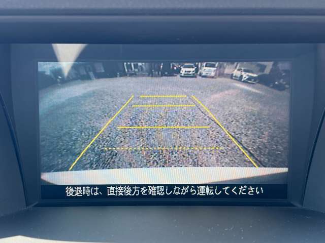 このバックカメラは、進行方向を示すガイドライン表示機能付きで駐車時の角度や距離感がつかみやすく、さらに縦列アシスト機能により狭いスペースへの駐車もサポート。運転に不安がある方でも安心して駐車できます。
