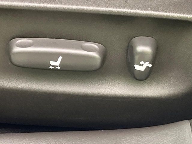 【パワーシート】スイッチ一つで簡単にシートの微調整が可能！電動だから力もいりません！快適なシートポジションにセットして、快適なドライブをお楽しみください。