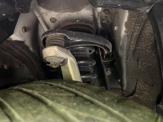 お車を安心してお乗りいただく為には、足回りの定期点検が欠かせません。サービスサポート（有償保証）では無料点検もご提供しており、安心のカーライフをお過ごしいただけるサポート体制が整っています。