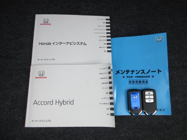 カギをバッグやポケットに入れたままでもドアロックの開閉やエンジン始動ができる『スマートキー』付き！暗くなってもキー穴を捜す必要が無くとっても便利ですから人気の装備です！