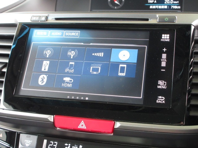 ナビゲーションはホンダ純正メモリーナビを装着しております。AM、FM、CD、DVD再生、Bluetooth、フルセグTVがご使用いただけます。初めて訪れた場所でも安心ですね！