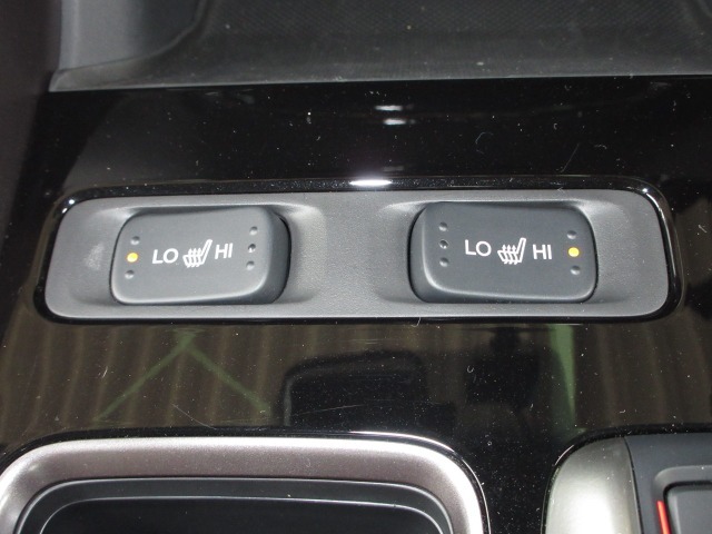 運転席＆助手席シートヒーターが付いてます。寒い冬でもスイッチONで座面をあたたかくして、ドライブをさらに快適にしてくれます。HIとLOの2段階に温度設定が可能です。