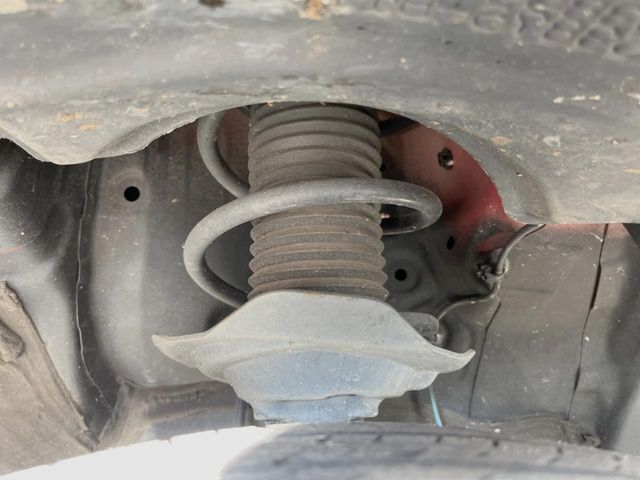 お車を安心してお乗りいただく為には、足回りの定期点検が欠かせません。サービスサポート（有償保証）では無料点検もご提供しており、安心のカーライフをお過ごしいただけるサポート体制が整っています。