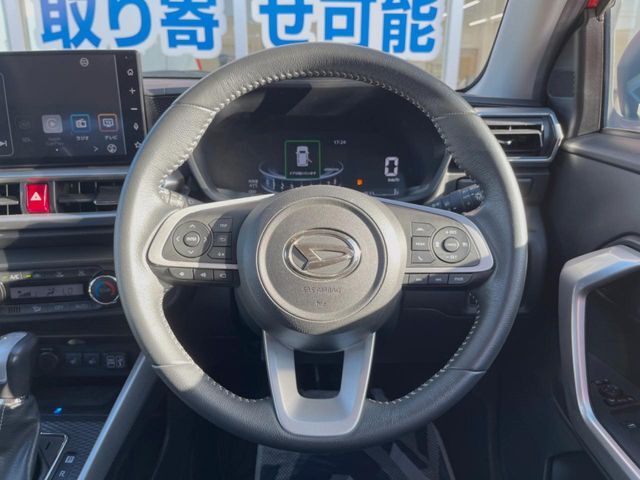 インテリアに合わせたデザインのステアリングは、運転される方のことも考え、運転しやすい形状、大きさです。是非一度、実際に触ってお確かめください。