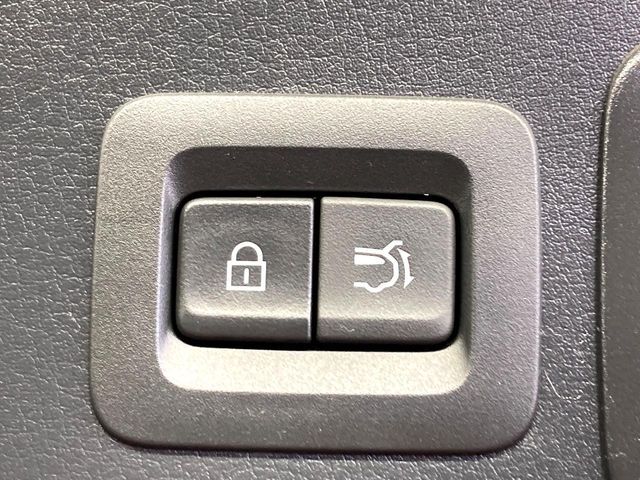 【パワーバックドア】スマートキーや運転席のボタンを押すだけでリアゲートが自動で開閉します！荷物を持っている時や、高い位置にあるバックドアを閉める際に便利な機能です♪