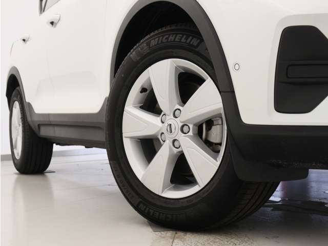 5スポーク7.5J×17インチシルバーアルミホイール。衝突回避・被害軽減ブレーキシステムをはじめとする先進安全・運転支援機能を標準装備。