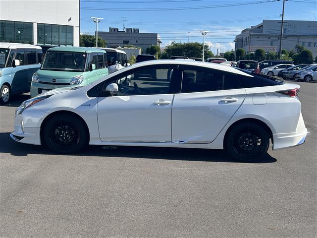 【左】お車を左から見るとこのような感じです。ヘッドライトの形や、エアロなどの装備品を確認できます。