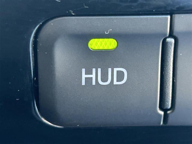 【ヘッドアップディスプレイ（HUD）】フロントウインドウガラスに走行情報を投影します。運転中の目線と重なるように表示されるので、少ない視線移動で速度が確認できるので、 ドライビングに集中できます！