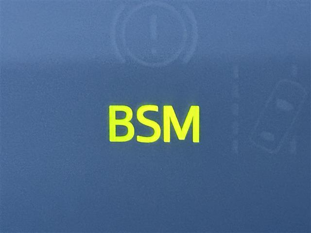 【ブラインドスポットモニター（BSM）】ドアミラーでは確認しにくい、後側方エリアに存在するクルマや、急接近してくるクルマを感知してお知らせすることで、不意の衝突を回避をサポートします！