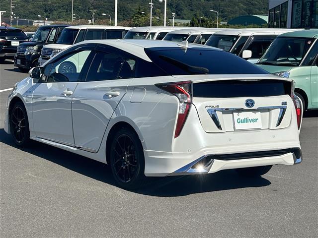 【左斜後】お車を左後ろから見るとこのような感じになります。テールランプやドアバイザー等装備品を確認できます。
