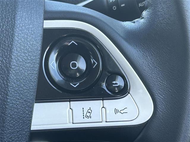 【レーンディパーチャーアラート（LDA）】クルマが車線または走路から逸脱する可能性がある場合に、ブザーまたはハンドルの振動により注意をうながします。機能には限界があるためご注意ください。