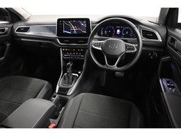 人を中心とした機能的なインテリア。フォルクスワーゲン車は、使いやすさと、視界の良さにもこだわっています。