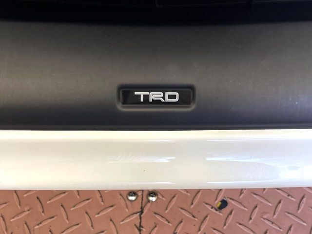 【TRDエアロ】人気のTRDエアロを装備！クルマの外観がよりスタイリッシュになり、街中で存在感あふれる1台に♪将来買い替える時にもリセールに影響しやすく、価値ある人気の装備です！