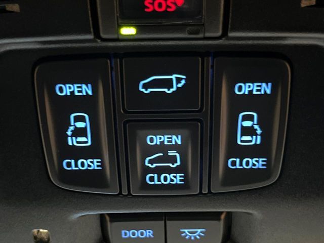 【両側パワースライドドア】スマートキーや運転席のスイッチで後席両側スライドドアの開閉が可能♪電動だから力を入れてドアを開ける必要が無く、小さなお子様でも簡単に開け閉めでき快適です♪