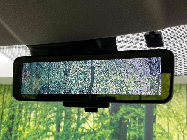 【デジタルルームミラー】後席の大きな荷物や同乗者で後方が確認しづらい時でも安心！カメラが撮影した車両後方の映像をルームミラー内に表示。クリアな視界で状況の確認が可能です！