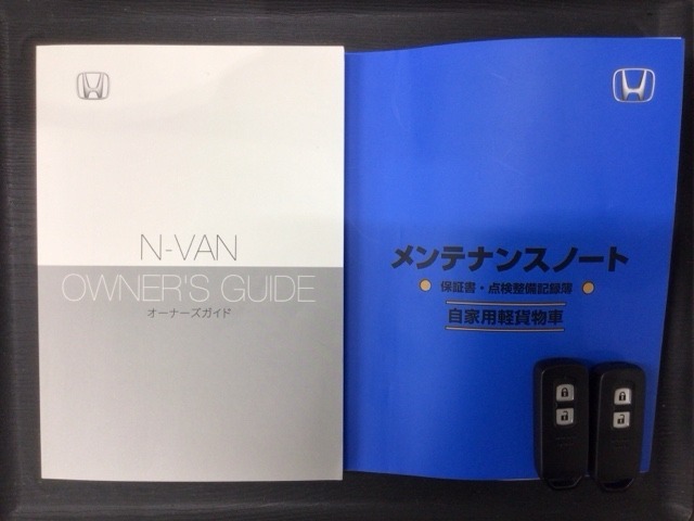 スマートキーは鍵をバッグに入れたままでもドアロックの開閉やエンジンのON・OFFができます。夜間や雨の日も鍵を探さなくて良いので便利です。