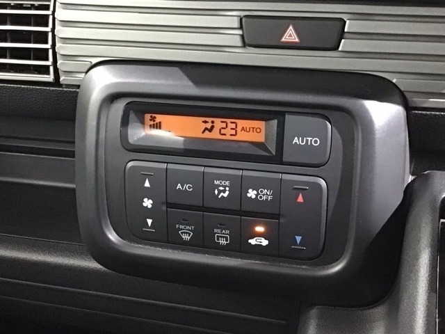 使いやすいレイアウトのダッシュボード周辺です。オートエアコンや小物入れなど嬉しい装備が満載です。
