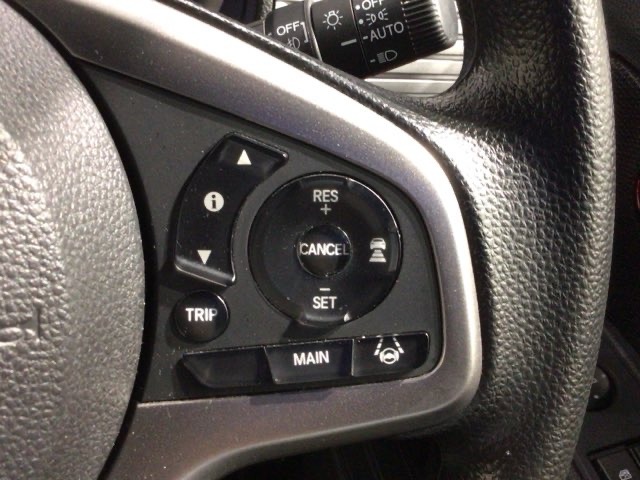 クルーズコントロールを装備しています。高速道路などで一定の速度で走ってくれるので運転が楽ですよ！速度を設定できますので、スピードの出しすぎにも注意できます。