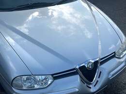 ボンネットのV字ラインがしっかり際立ち、色っぽくて艶やかなフェイスは、さすがピニンファリーナが描いたシルエット。色褪せもなく、非常に綺麗な状態を保っております。