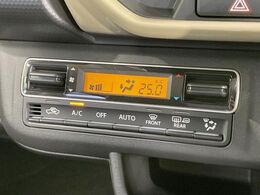 【オートエアコン】一度お好みの温度に設定すれば、車内の温度を検知し風量や温度を自動で調整。暑い…寒い…と何度もスイッチ操作をする必要はありません。快適な車内空間には必須の機能ですね♪