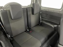 【後部座席】後席もゆったりドライブを楽しめます。内外装はプロこだわりのクリーニングで清潔なおクルマでご納車させていただきます！店舗での現車確認も承っています！