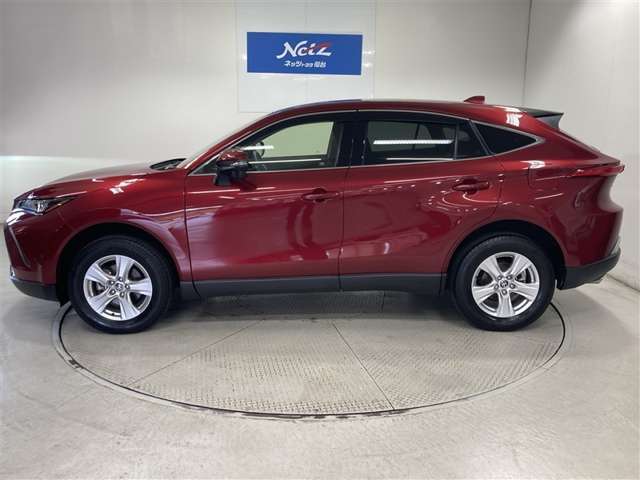 流麗なクーペフォルムが生み出す洗練されたデザイン。大人の感性を刺激する上質な空間を備えています。