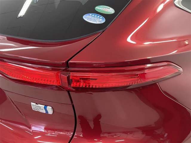 薄くてシャープなコンビネーションランプ。　高い位置に配した赤色一文字に光るテールランプとストップランプがリヤビューを特徴的なものにしています。