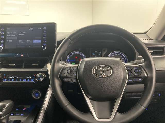 使いやすく運転しやすいレイアウトの運転席周り。