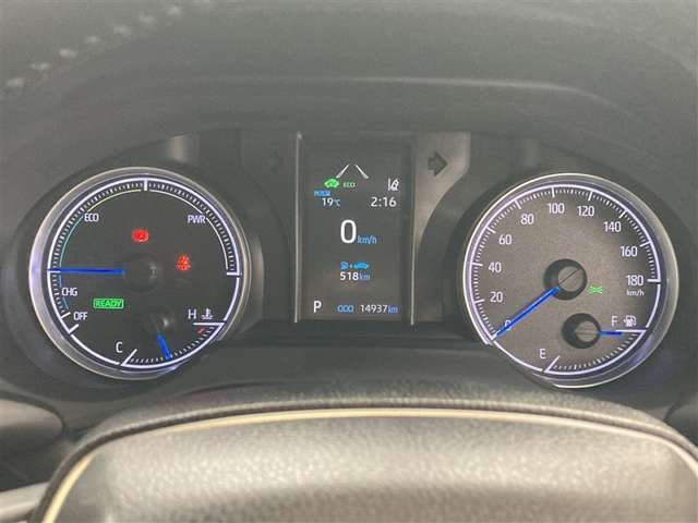 アナログメーターは、メーターを凝視しなくても針の位置で大体の情報が把握できて、ドライバーとクルマとの一体感を高めてくれます。