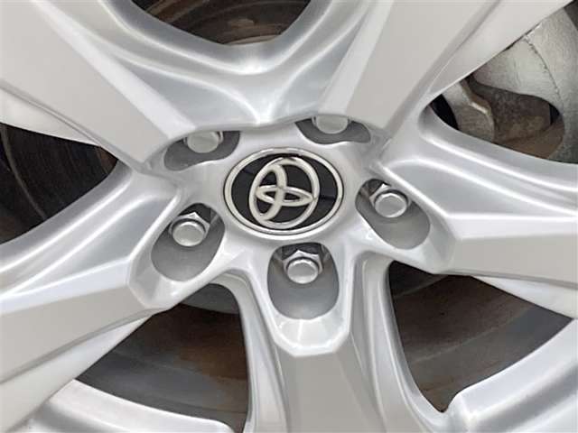 全体のスタイルを引き締める純正アルミホイール。　止まっていても存在感のあるデザイン。