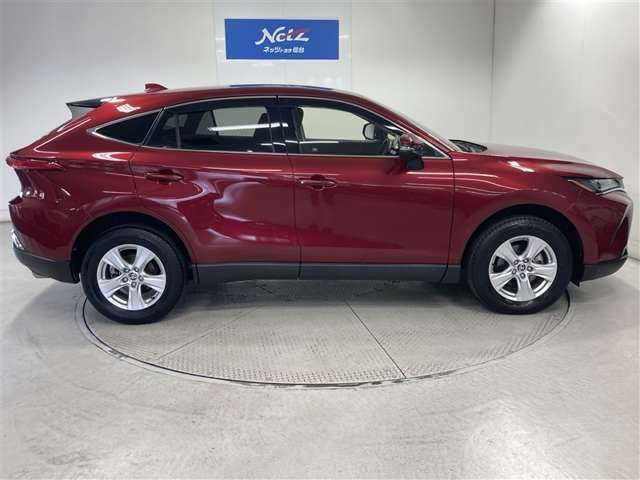 安定した走りを予感させるワイドスタンスに、低く伸びやかなフード、絞り込まれたボディからなる流麗なプロポーション。