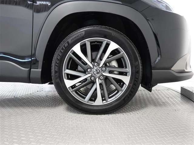 アルミホイール装着、タイヤサイズは225/50R18です。