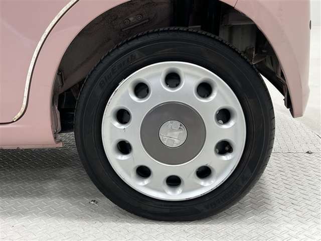 タイヤサイズは155/65R14！納車前の点検時にタイヤ交換させていただきます！ホイールキャップに傷があります。