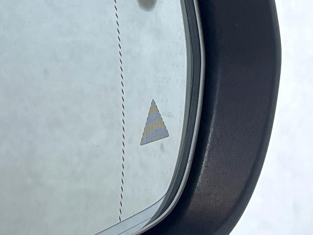●ブラインドアシストセンサー：視角からの車を感知し、ドライバーが車線変更を行う際に、警告音と共に注意を促してくれる安全支援機能です！