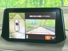 【マルチテレインモニター】車のフロントやサイドのカメラ画像を同時にモニター表示することで、悪路や狭い道を走行時でも周囲の状況確認ができ安心！本格SUVにうれしい装備です♪