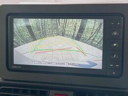 【バックカメラ】駐車時に後方がリアルタイム映像で確認できます。大型商業施設や立体駐車場での駐車時や、夜間のバック時に大活躍！運転スキルに関わらず、今や必須となった装備のひとつです！
