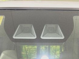 【スマートアシスト】走行中に前方の車両等を認識し、衝突しそうな時は警報とブレーキで衝突回避と被害軽減をアシスト。より安全にドライブをお楽しみいただけます。