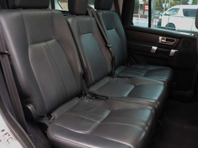 後部座席のレッグスペースも十分に確保されております。後部座席の方も快適なロングドライブをお楽しみいただけます。
