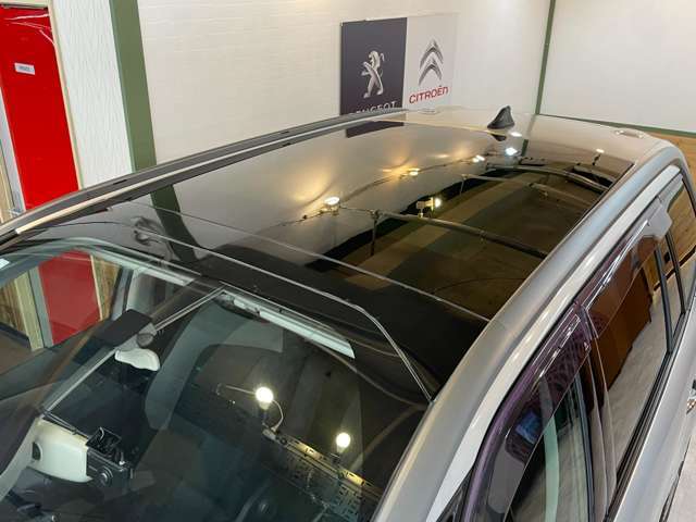 ゼニスウィンドとパノラミックルーフのおかげで開放的な車内は明るくドライブも快適です！！
