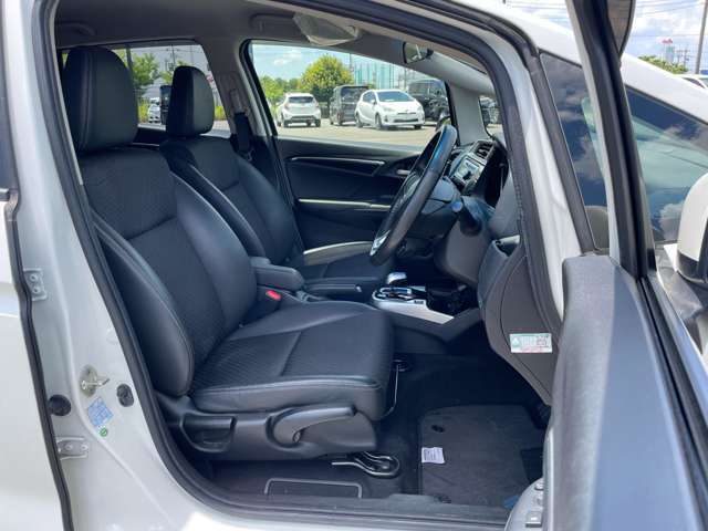 「運転席」　シートなどの状態も良く、目立つような傷や汚れはありません♪