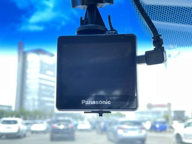 「ドライブレコーダー」 急停止や衝突などで車に衝撃が加わった時、映像・音声を記録する車載装置です♪