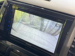 【バックカメラ】駐車時に後方がリアルタイム映像で確認できます。大型商業施設や立体駐車場での駐車時や、夜間のバック時に大活躍！運転スキルに関わらず、今や必須となった装備のひとつです！