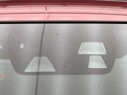 【スマートシティブレーキサポート】低速走行中に前方の車両等を認識し、衝突しそうな時は警報とブレーキで衝突回避と被害軽減をアシスト。より安全にドライブをお楽しみいただけます。