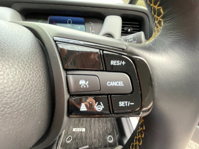 ハンドル右側にアダプティブクルーズコントロール【ACC】のスイッチがついています。