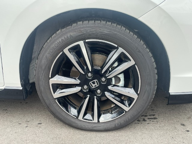 フロントタイヤの写真です。純正アルミホイール仕様になっています。