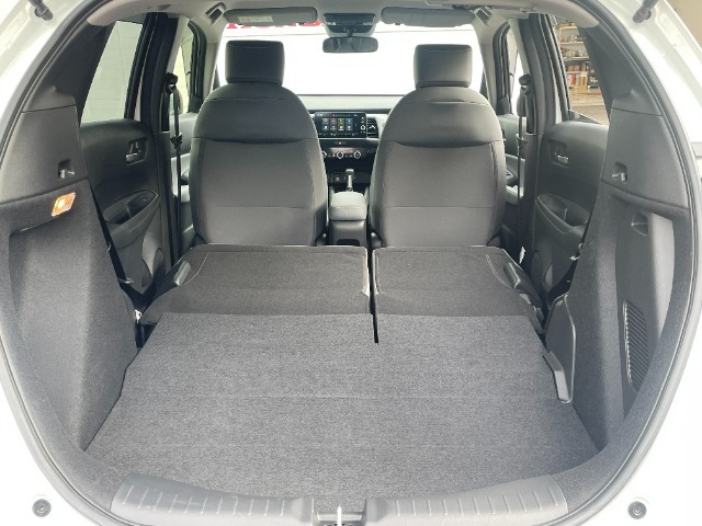 後席シートは簡単操作で倒す事ができ、荷室空間が更に広がります。