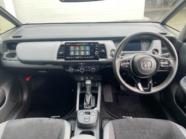 ステアリングリモコンがついていますので、音量やチャンネルを手元で操作することができます。